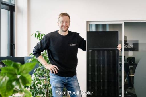 Roofit.Solar-CEO Andres Anijalg präsentiert ein schwarzes PV-Modul zur Dachintegration.