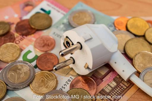 Symboldbild mit gezogenem Stromstecker auf Geldscheinen und Münzen