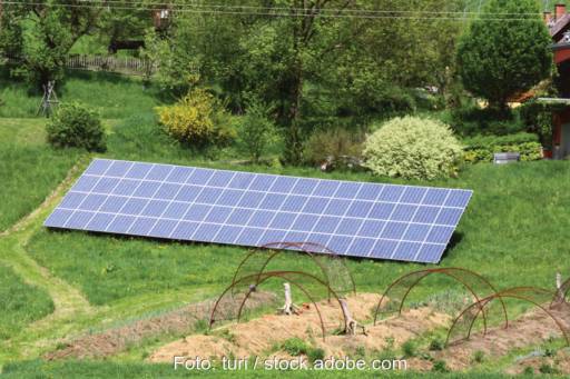 Aufgeständerte Photovoltaikanlage - Garten-PV- mit Gemüsebeeten im Vordergrund