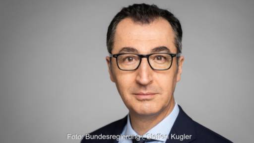 Portrait von Bundesforschungsminister Cem Oezdemir