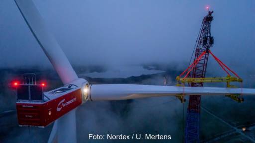 Close-Up einer Windgondel in 170 Metern Höhe bei wolkig-winterlichem Wetter.