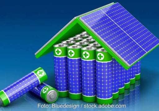 Im Bild eine Grafik, die ein Haus mit Photovoltaik aus Batterien darstellt, der BSW-Solar hat den Markt für Stromspeicher 2024 analysiert.