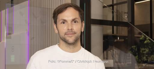 Im Bild 1Komma5°-CEO Philipp Schröder, das Unternehmen wirbt mit dem Satz „Deutschlands günstigster Strom, ab 0 Cent/kWh“