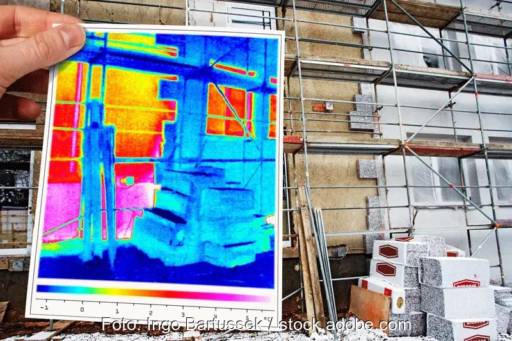 Das Bild zeigt ein Gebäude, das mit einer Dämmung versehen wird. In der Energieeffizienz zwischen neu angebotenen Miet- und Eigentumswohnungen besteht im Durchschnitt nur ein geringer Unterschied.