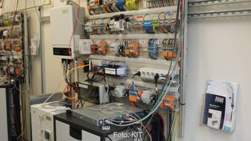 Im Bild der Teststand für das Energiemanagement von PV-Speichern am KIT.