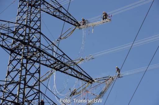 Arbeiter an einem Strommasten.