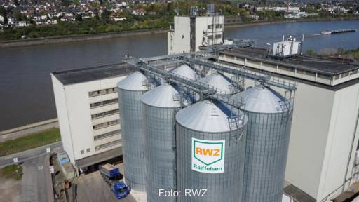 Agrarstandort mit Silos am Rhein bei Andernach
