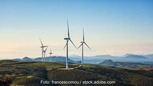 Windparkl in hügeliger Landschaft.