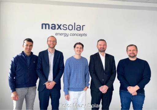 5 Manager vor einem Schriftzug max solar.