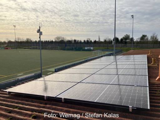 Ein kommunaler Fußballplatz mit PV-Anlage.