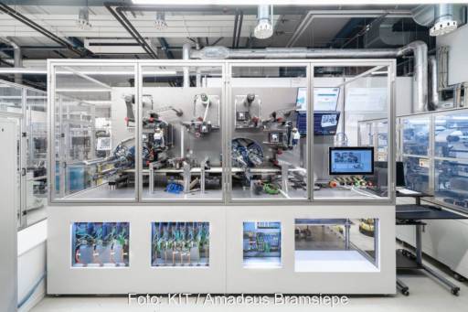 Laboreinrichtung zur Herstellung von Batterie-Zellstapeln.