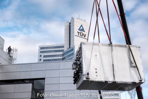 Klimakammer hängt am Kran beim TÜV