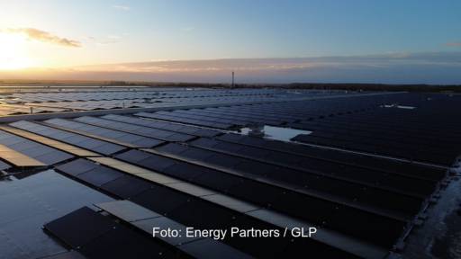 Im Bild eine Aufdach-Photovoltaik-Anlage von GLP.