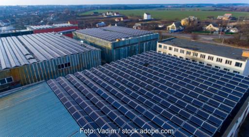 Luftbiild zeigt Gewerbehallendächer mit Photovoltaikmodulen.