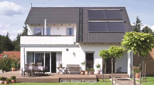 Im Bild ein Haus mit Vakuumröhrenkollektoren von Paradigma, der Marke von Ritter Energie.