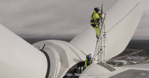 Im Bild Männer auf Windturbine, der Hersteller Nordex hat im Geschäftsjahr 2025 Gewinn erzielt.