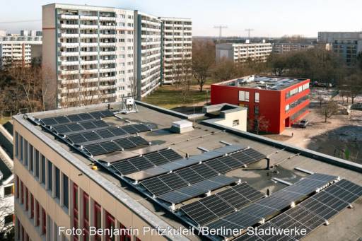 Im Bild eine Photovoltaik-Anlage auf dem Dach einer Schule in Marzahn-Hellersdorf.