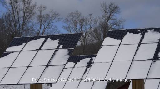 Im Bild schneebedeckte Photovoltaik-Module, eine Oberflächenversiegelung soll Eisbildung verringert und das Abtauen verbessern.