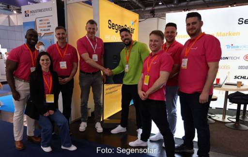 Im Bild Firmenvertreter:innen von Kostal und dem Photovoltaik-Großhändler Segensolar.