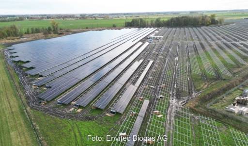 Im Bild der Photovoltaik-Solarpark Wuschewier in der Bauphase, Envitec Wind l Solar betreibt Projektentwicklung.