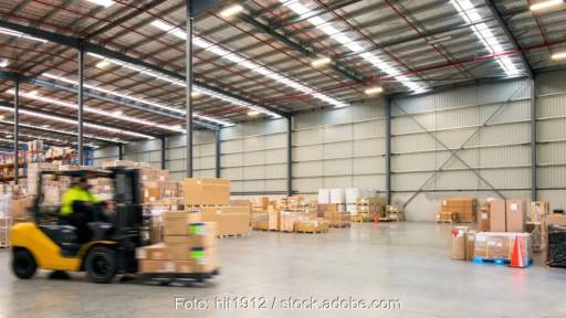 Blick in eine Logistikhalle, Balkonsolar Deutschland übernimmt Steckersolar-Anbieter Climatos.