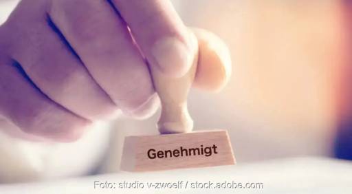 Im Bild ein Stempel mit der Aufschrift „genehmigt“ als Symbol für das Transformationsprogramm NRW.Bank.Invest Zukunft.