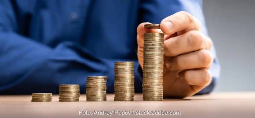 Eine Hand stapelt Münzen als Symbol für die Brückenfinanzierung für Meyer Burger.