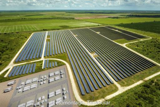 Kombinierter PV- und Speicherpark im grünen Flachland.