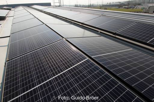 Photovoltaik auf dem Dach einer Gewerbehalle - Module in Ost-West-Ausrichtung mit relativ geringem Neigungswinkel