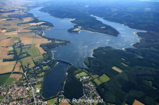 Luftbild einer Talsperre mit Staumauer