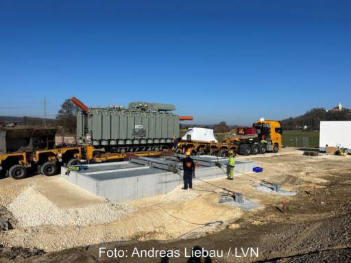 Anlieferung eines Trafos per Truck an eine Baustelle.