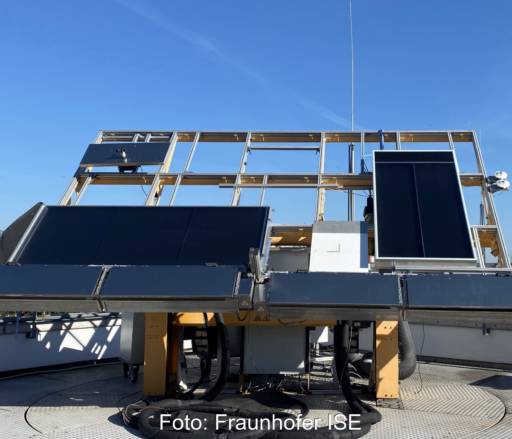 Solarkollektoren im Teststand im Freien beim Fraunhofer ISE.