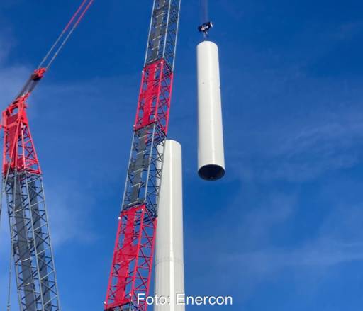 Kran hebt Stahlteil für Montag von Windtürmen.