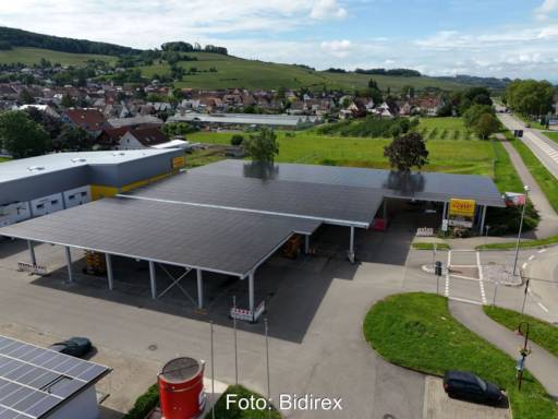 Mit PV überdachte Parkplätze und Ladestation für E-Fahrzeuge.