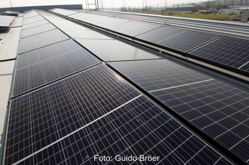 Photovoltaikanlage auf einem Hallendach - Symbolbild für Solarpaket I