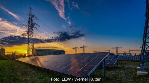 Im Bild ein Umspannwerk und Photovoltaikanlage, Einsparpotenziale beim Netzausbau gehen in die Milliarden.