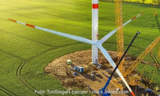 Im Bild der Bau einer Windenergieanlage, der Regierungsbezirk Detmold hat einen Regionalplan für Windenergieausbau vorgelegt.