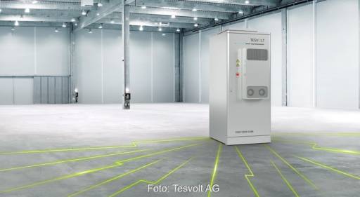 Der Batteriespeicher Tesvolt Forton in einer leeren Halle.