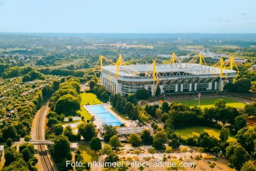 Blick auf das Fußballstadion von Borussia Dortmund aus einer Vogelperspektive. Der Verein will auf dem Dach die weltgrößte Photovoltaik-Anlage auf dem Dach eines Fußballstadions errichten.