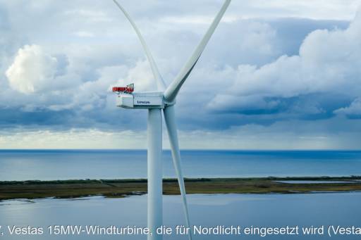 Vestas 15MW-Windturbine mit Blick auf Wasser im Hintergrund