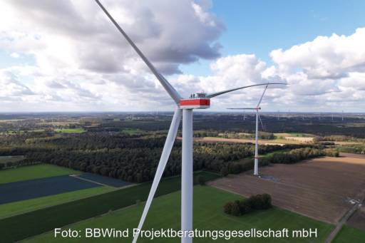 Zwei Windräder in grüner Landschaft
