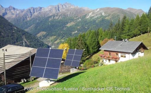 Im Bild Photovoltaik-Module vor Berglandschaft, Privatleute zahlen ab 2024 in Österreich keine Umsatzsteuer für die Photovoltaik-Anlage.