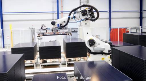 Ein Roboter stapelt Photovoltaik-Module von Meyer Burger, in Italien erhalten sie die höchste Förderstufe.