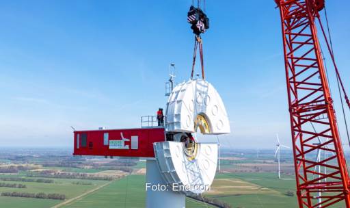 Im Bild der Zusammenbau des Generators der Windenergieanlage E-175 EP5 E2 mit 7 MW Leistung von Enercon.