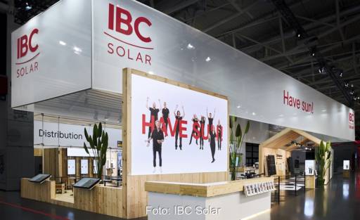 Im Bild der Messestand von IBC Solar für die Intersolar 2025.