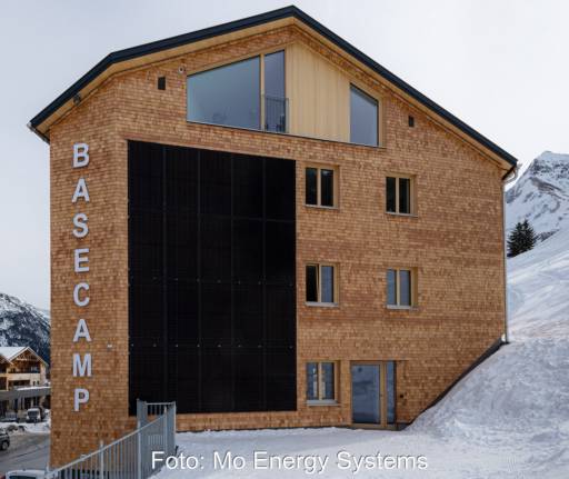 Eine der Photovoltaik-Fassaden von Mo Energy Systems an einer Skischule.