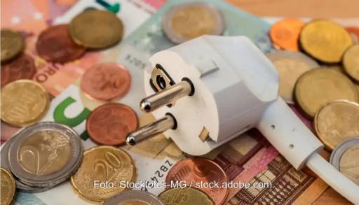 Ein Stromstecker und Geld als Symbol für die Kosten der Energiewende.