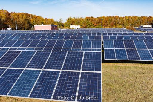 Freiflächenphotovoltaikanlage in einem Gewerbegebiet.