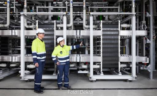 Im Bild zwei Dekra Certification Beschäftigte in der 20-Megawatt-Elektrolyseanlage in Oberhausen.