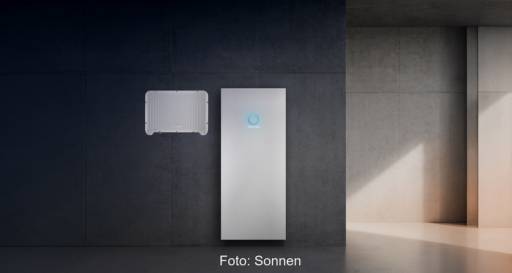 Im Bild die Sonnenbatterie 10 hybrid in einem sterilen Raum.